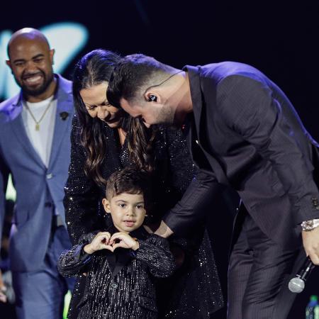 Dona Ruth estava com o neto Léo e Murilo Huff no palco da homenagem à Marília Mendonça