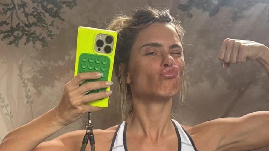 Carolina Dieckmann em frente ao espelho Carolina Dieckmann em frente ao espelho