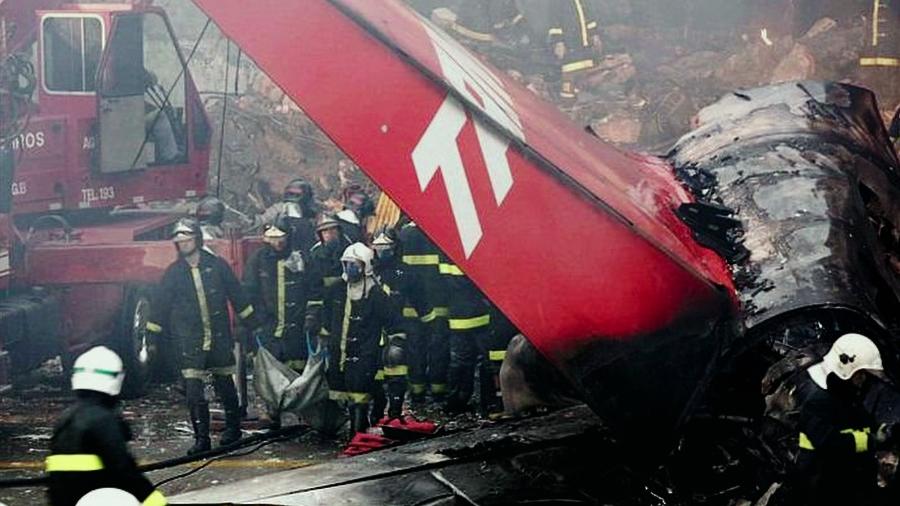 No dia 17 de julho de 2007, o voo TAM 3054, operado pela TAM Linhas Aéreas, se chocou contra um prédio da própria empresa No dia 17 de julho de 2007, o voo TAM 3054, operado pela TAM Linhas Aéreas, se chocou contra um prédio da própria empresa