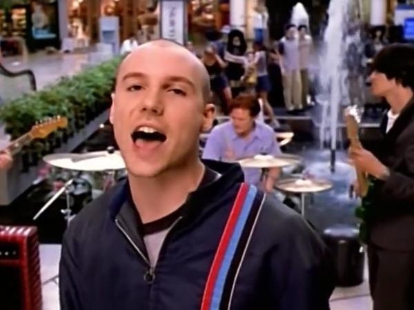 A banda New Radicals, famosa pela música "You Get What You Give", de 1998