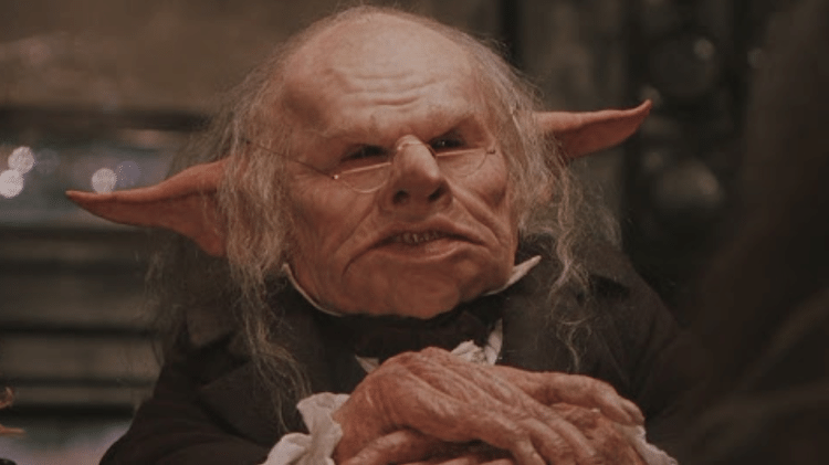 Verne Troyer como o duende Grampo em "Harry Potter e a Pedra Filosofal"