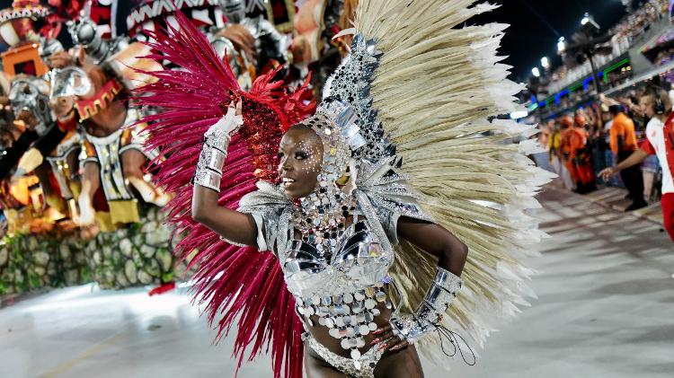 Destaque de chão brilha em desfile da Porto da Pedra