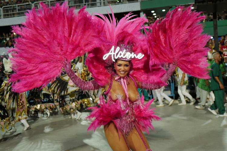 Desfile da Mangueira na segunda noite de carnaval no sambódromo da Marquês de Sapucaí