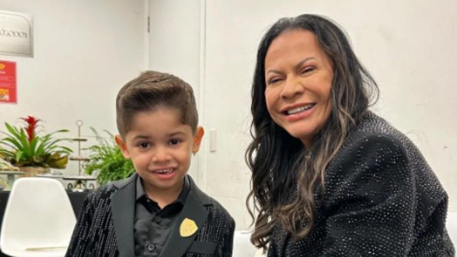 Dona Ruth e o neto Léo prestigiaram homenagem à Marília Mendonça no Allianz Parque, em São Paulo, neste sábado (5) - Reprodução/Instagram @donaruthoficial