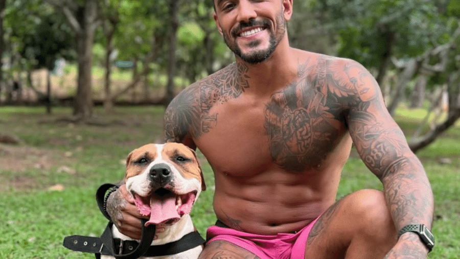 André Coelho e um de seus cachorros - Reprodução/Instagram/andrecoelho_