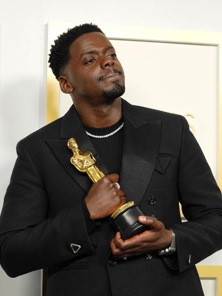 Daniel Kaluuya exibe sua estatueta de melhor ator coadjuvante por "Judas e o Messias Negro" - Chris Pizzello-Pool/Getty Images