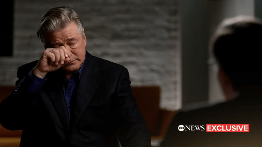 Alec Baldwin chorou em entrevista a George Stephanopoulos, da ABC News - Reprodução / ABC News