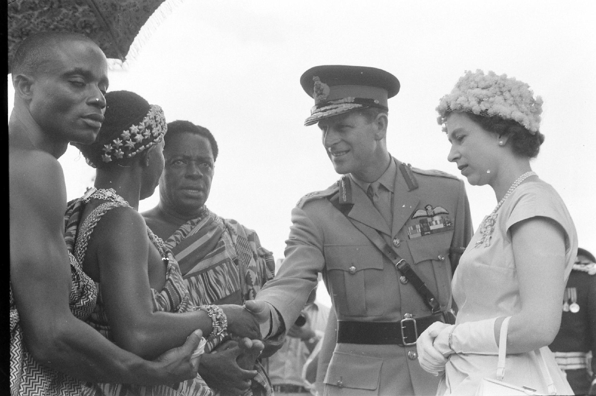Rainha Elizabeth e príncipe Philip durante viagem a Gana - Paul Schutzer/The LIFE Picture Collection via