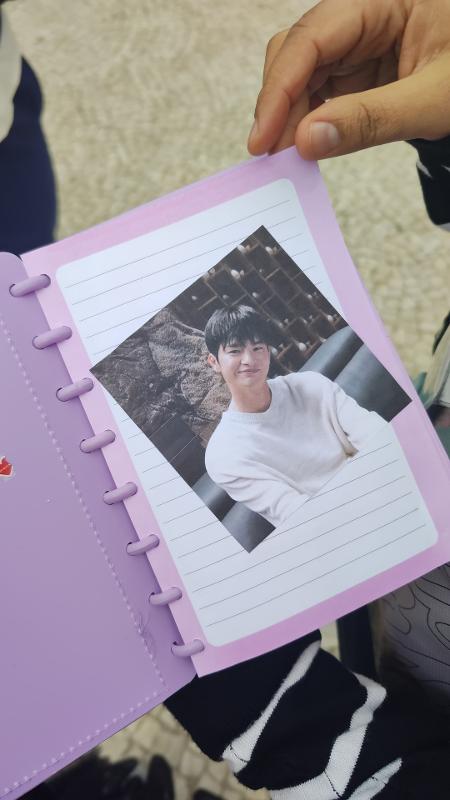 O caderno de fotos que Denise leva dentro da bolsa. Todas as eras de Seo In-guk.