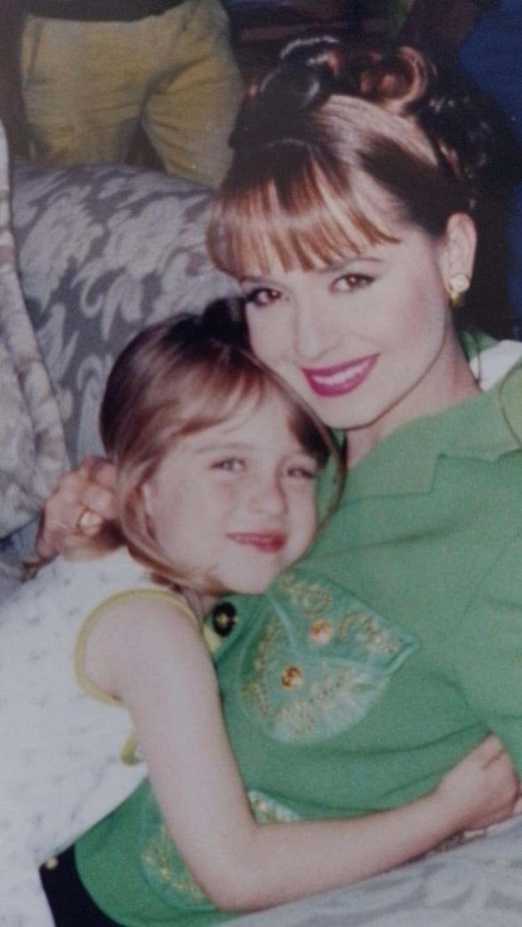 María Solares ao lado de Gabriela Spanic nos bastidores de 'A Usurpadora', em 1998 María Solares ao lado de Gabriela Spanic nos bastidores de 'A Usurpadora', em 1998