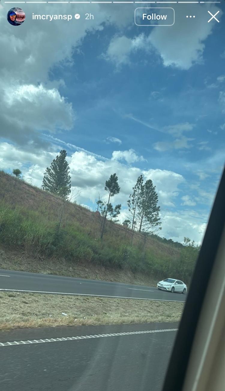 MC Ryan SP posted a story on the road in the middle of the afternoon this Saturday (10)