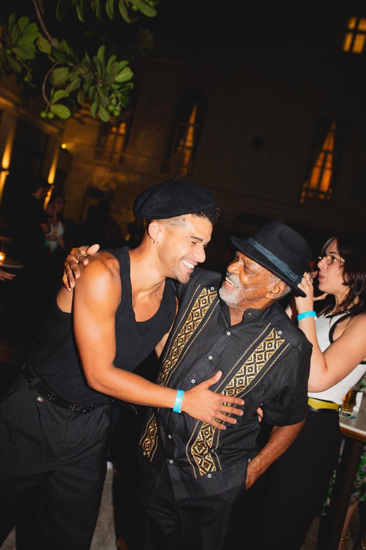 Lucas Leto e Antônio Pitanga na festa do elenco de "Vale Tudo" no Copacabana Palace Lucas Leto e Antônio Pitanga na festa do elenco de "Vale Tudo" no Copacabana Palace