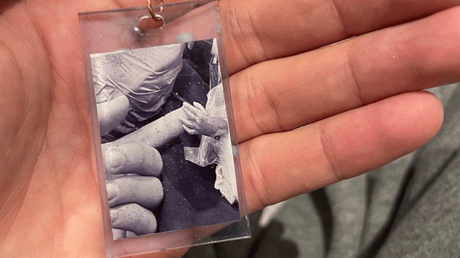 Whindersson fez um chaveiro com a foto da mão de seu filho, João Miguel - Reprodução/Twitter