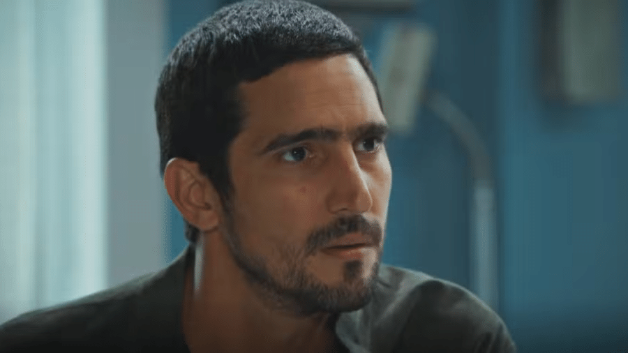 Tom (Renato Góes) em "Família É Tudo" - Reprodução/Globo