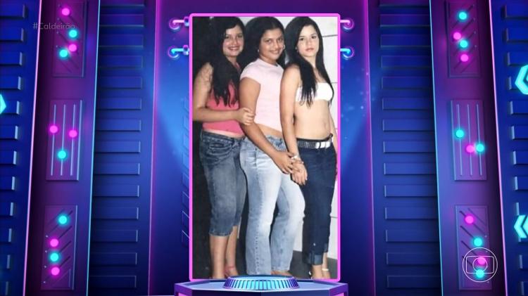 Juliette, a irmã Julienne e a amiga Sayana durante a adolescência