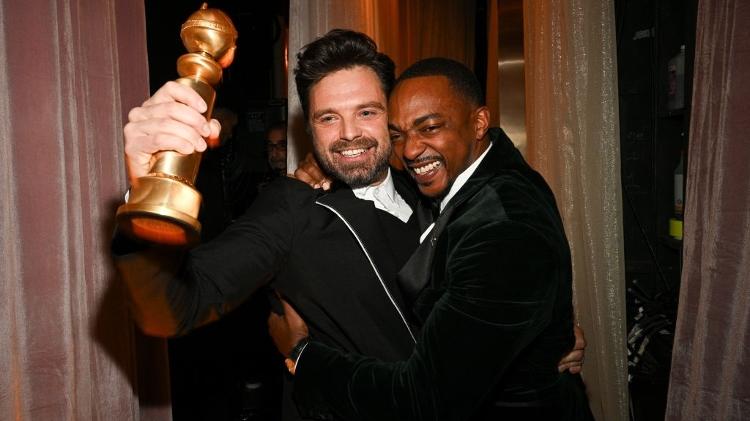 Sebastian Stan comemora Globo de Ouro com Anthony Mackie, colega de elenco em "Falcão e o Soldado Invernal", da Marvel