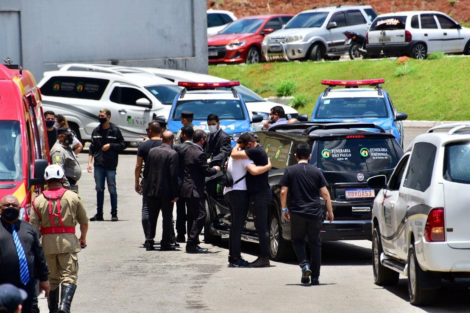 Familiares e amigos chegam para o velório da cantora Marília Mendonça na Goiânia Arena - Cristiano Borges e Júnior Guimarães/AgNews