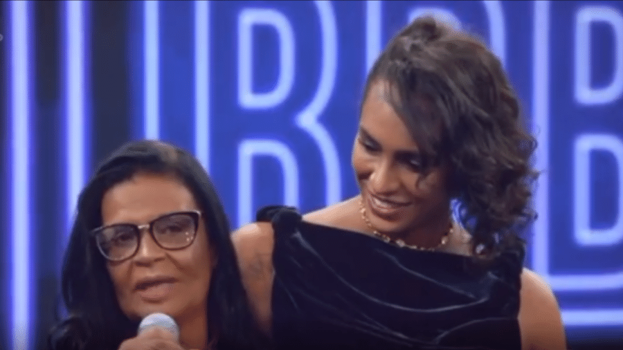 Lina e a mãe, Lilian, após sua saída do "BBB 22" - Reprodução/TV Globo