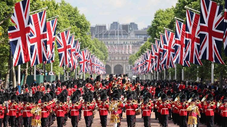 O desfile anual Trooping the Colour comemora o aniversário do rei O desfile anual Trooping the Colour comemora o aniversário do rei