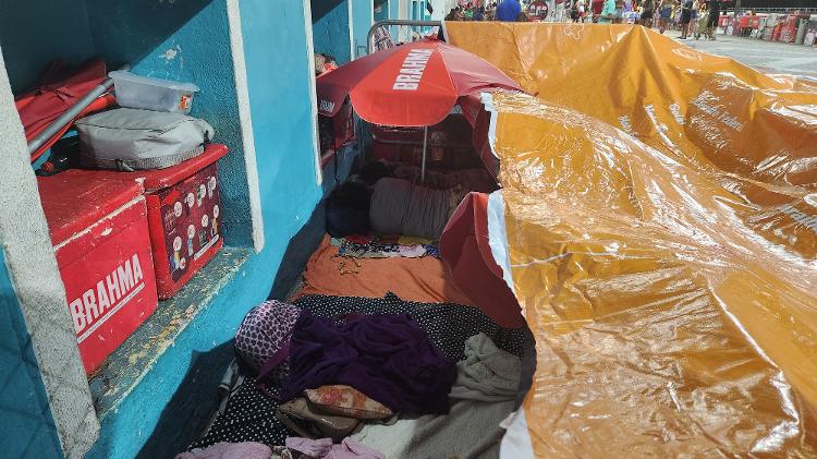 Ambulantes dormem nas ruas durante Carnaval de Salvador