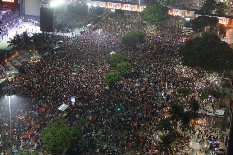 Imagem aérea do público do show de Madonna no Rio