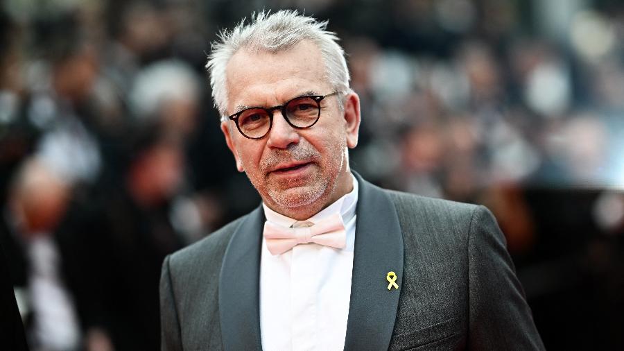 O ator francês Philippe Torreton exibiu na terça-feira um pequeno laço amarelo no paletó de seu terno ao passar pelo tapete vermelho de Cannes.