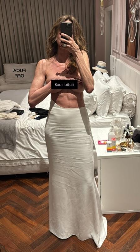Luciana Gimenez faz clique sensual em frente ao espelho Luciana Gimenez faz clique sensual em frente ao espelho