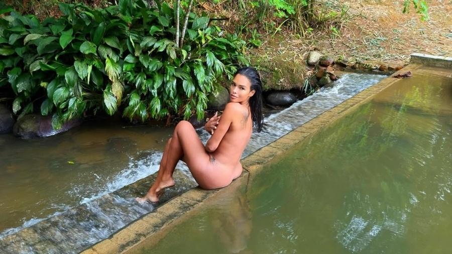 Ariadna Arantes posa nua na beira da piscina Ariadna Arantes posa nua na beira da piscina