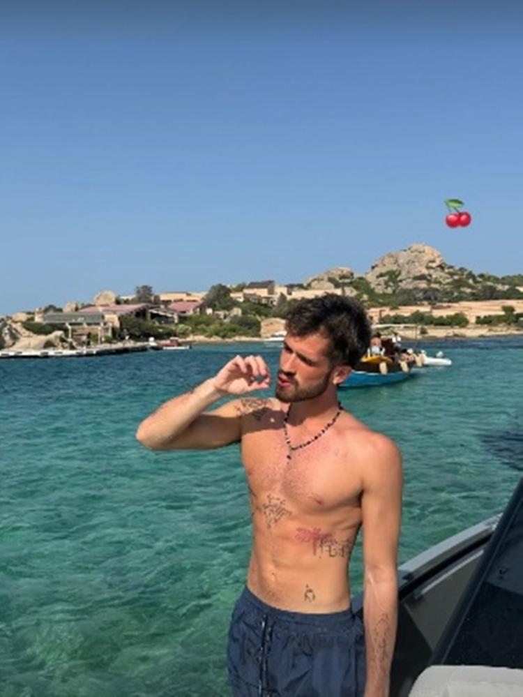 João Guilherme exibe tanquinho em viagem à Itália João Guilherme exibe tanquinho em viagem à Itália
