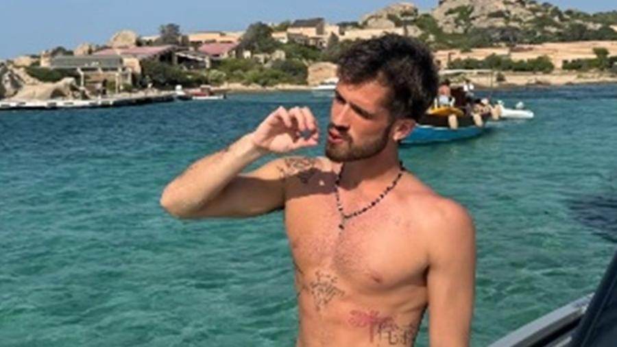 João Guilherme exibe tanquinho em viagem à Itália João Guilherme exibe tanquinho em viagem à Itália