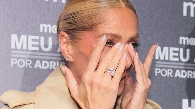 Adriane Galisteu chora em sessão para convidados de "Meu Ayrton por Adriane Galisteu"