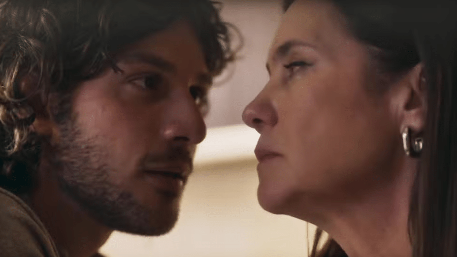 Mavi (Chay Suede) e Mércia (Adriana Esteves) em 'Mania de Você'