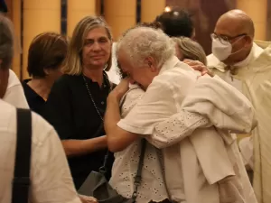 Viúvo de Ney Latorraca é consolado por amigos em missa de 7º dia