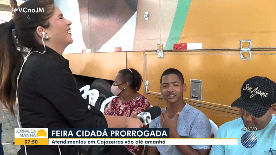 A repórter Adriana Oliveira não segurou riso ao ouvir o adolescente explicando falta ao professor - Reprodução/ TV Bahia/ Globoplay