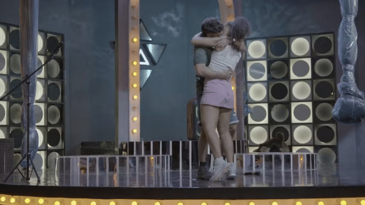 Chicão (Gabriel Godoy) e Andrômeda (Ramille) se beijam em 'Família É Tudo'