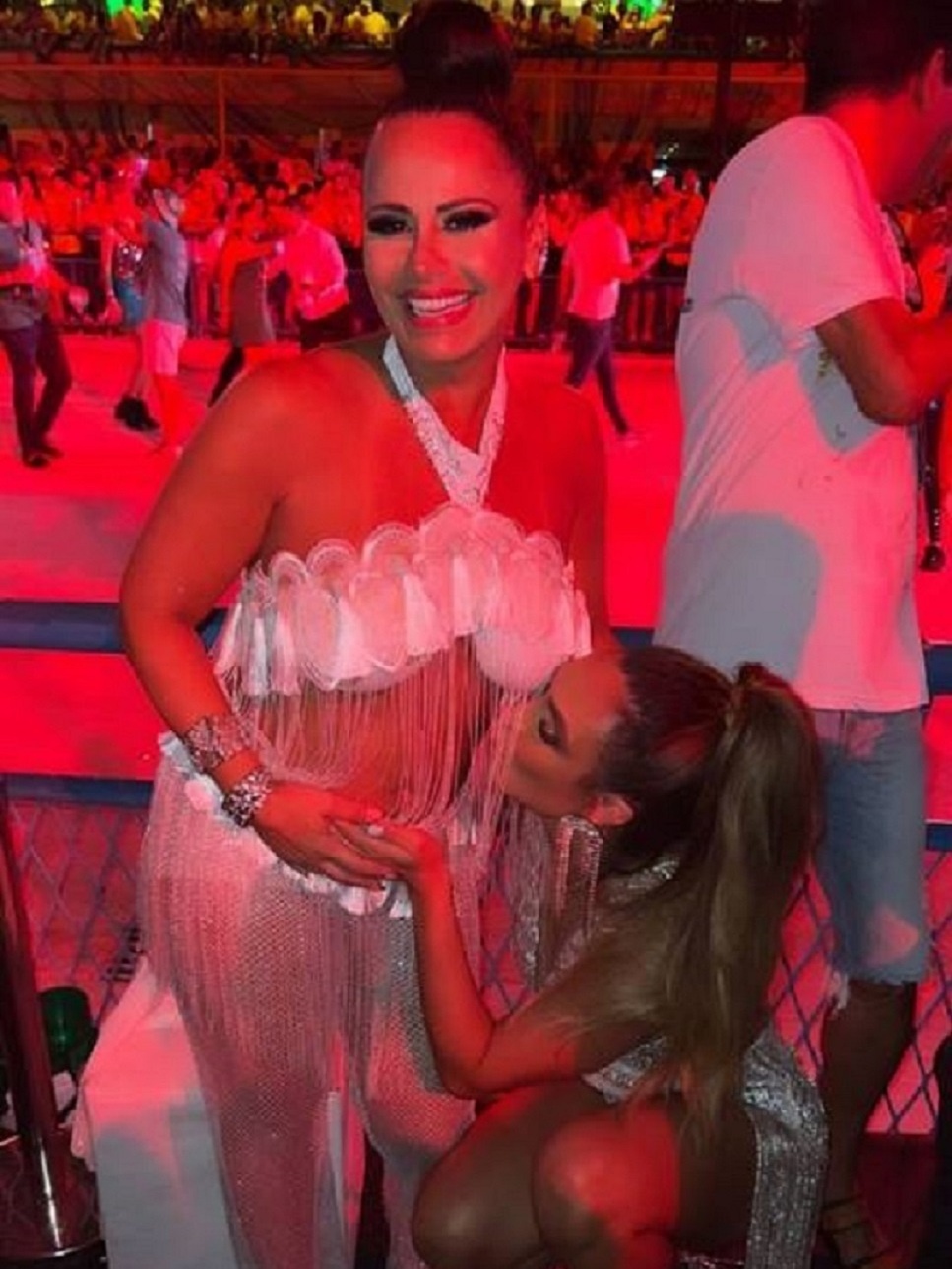 Carnaval 2022: Nicole Bahls beija barriga de Viviane Araújo na Sapucaí