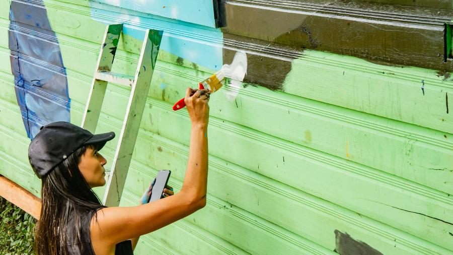 Artista paraense Mama Quilla, uma das referências de Street Art em Belém, em ação no Street River 2022 - Vam Gonçalves