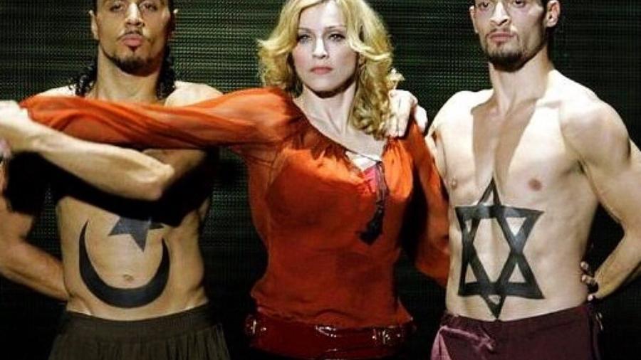 Madonna durante apresentação de 'Forbidden Love'