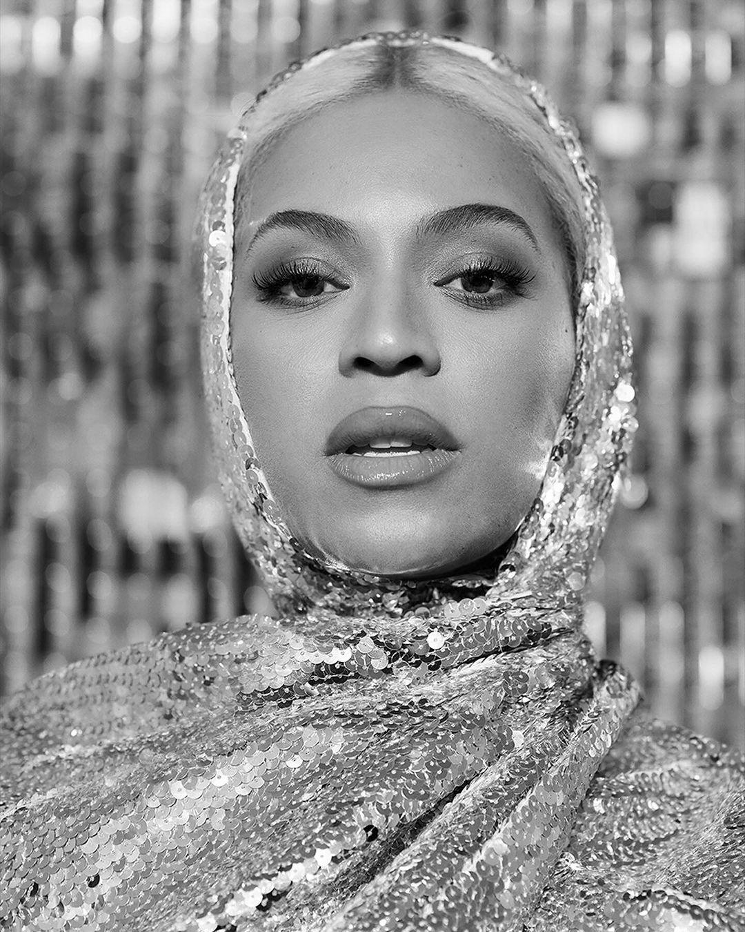 Beyoncé no Brasil: cantora posa com bandeiras após aparição surpresa