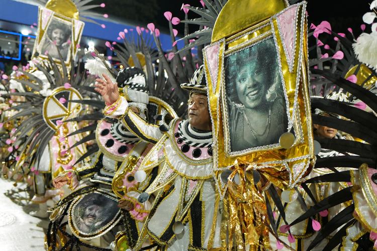 Em 2024, com o enredo "A Negra Voz do Amanhã", a Mangueira prometeu um desfile emocionante homenageando a cantora Alcione, uma de suas mais ilustres torcedoras.