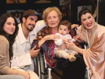 De cadeira de rodas, Glória Menezes faz rara aparição pra ver Claudia Raia 