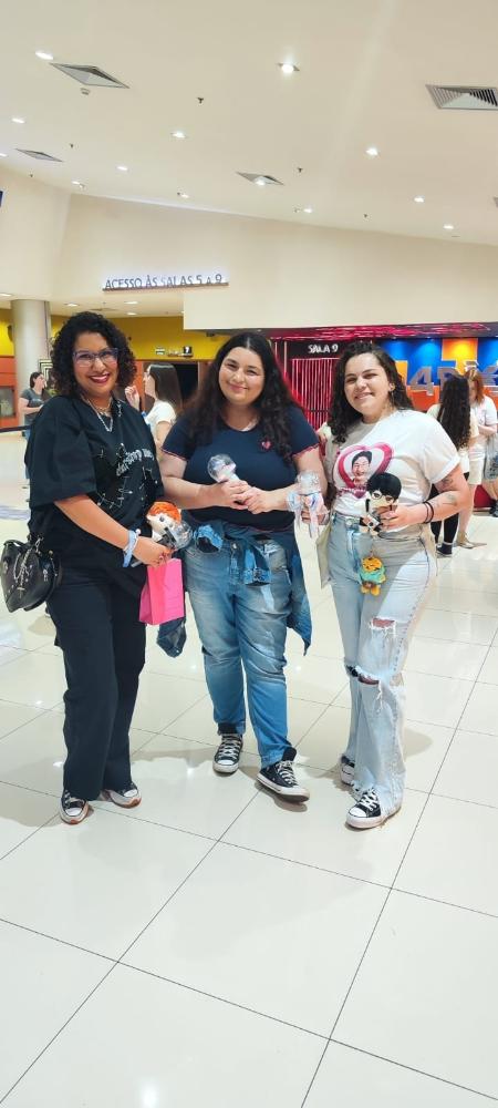 Amigas na fila da sessão "Follow Again" de Seventeen no UCI Anália Franca em SP