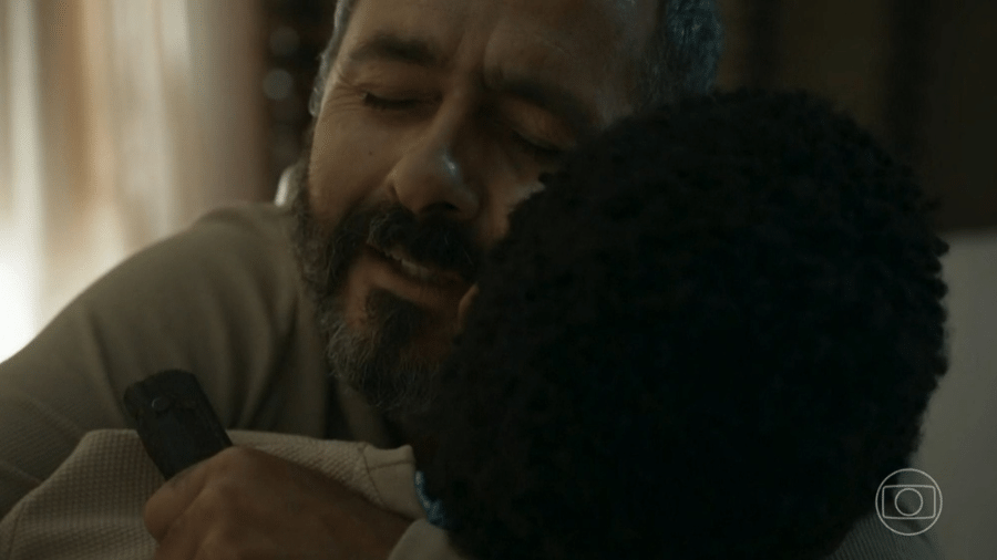 José Inocêncio (Marcos Palmeira) e João Pedro (Juan Paiva) se abraçam no último capítulo de 'Renascer'