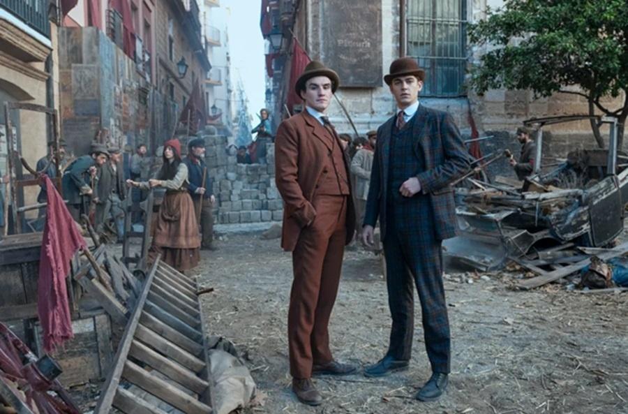 Hero Fiennes Tiffin e Donal Finn sÃ£o Sherlock e Moriarty - undefined