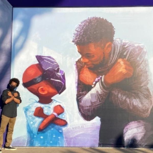 Mural "Rei Chad" foi feito pelo artista Nikkolas Smith em homenagem ao ator Chadwick Boseman