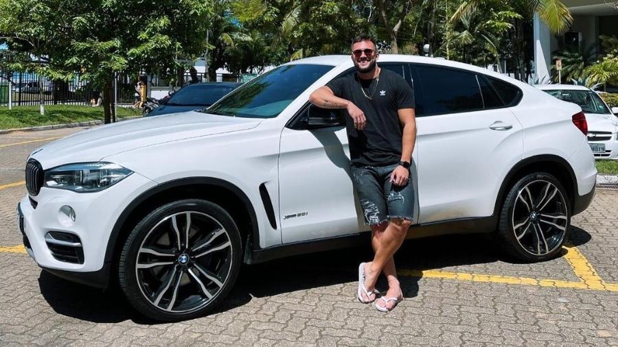 O ex-BBB Arthur Picoli posou com seu novo caro, uma BMW X6, vendida no Brasil por pelo menos R$ 310 mil - Reprodução/Instagram
