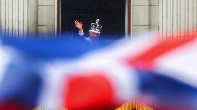 O rei Charles da Grã-Bretanha acena na varanda do Palácio de Buckingham após sua cerimônia de coroação em Londres, Grã-Bretanha, 6 de maio de 2023. 