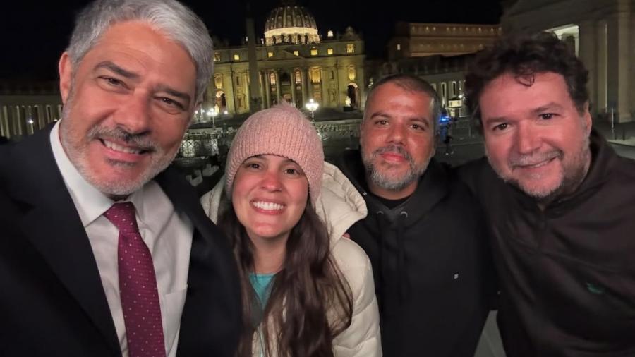 William Bonner publica foto ao lado de equipe que trabalhou no Vaticano - Reprodução/Instagram