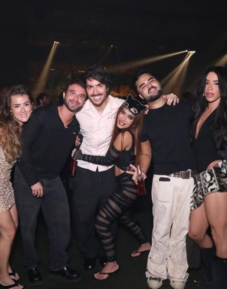 Anitta compartilha momentos em festa de aniversário