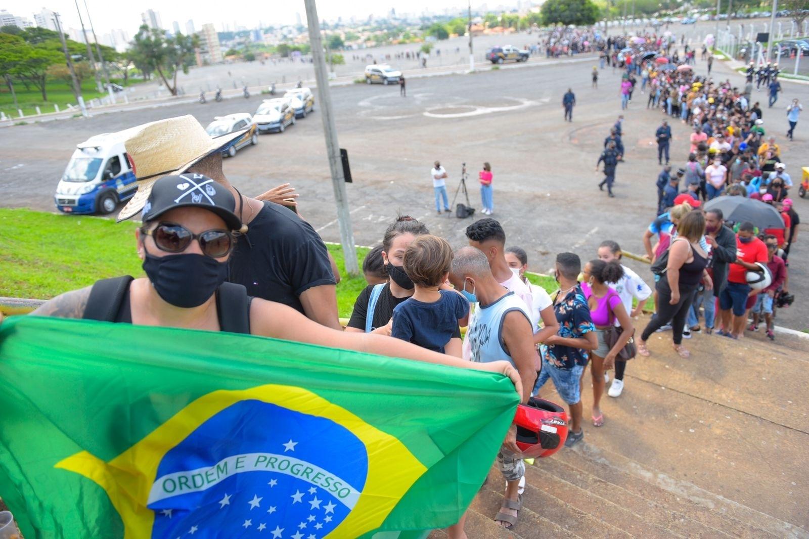 Público faz filas enormes do lado de fora da Arena Goiânia para entrar no velório e se despedir de Marília Mendonça - Cristiano Borges e Júnior Guimarães/AgNews